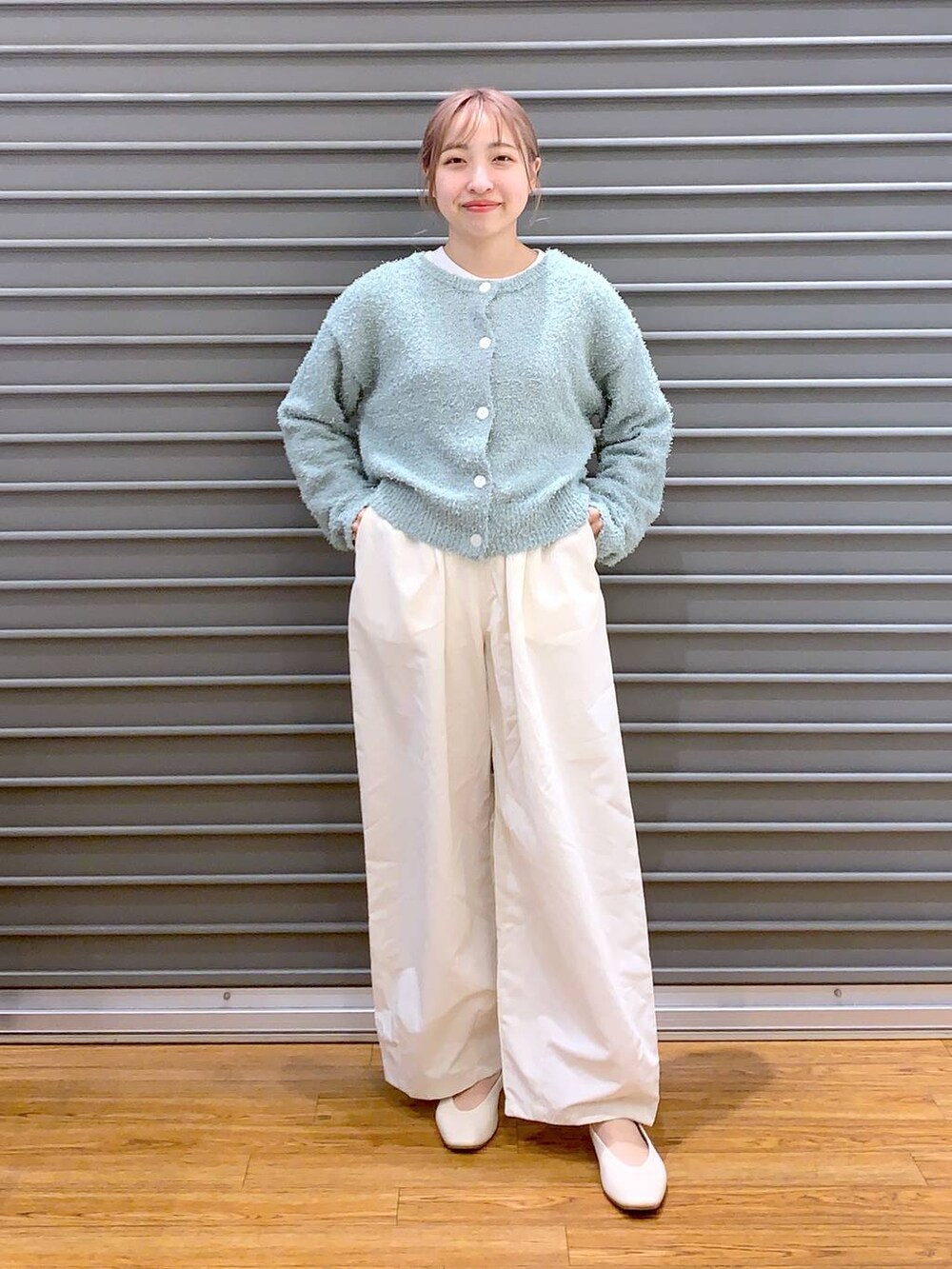 ホワイト系のショルダーバッグ、ホワイト系のパンプス、グリーン系のカーディガン/ボレロを着用したレディースの春コーディネートの5枚目の写真