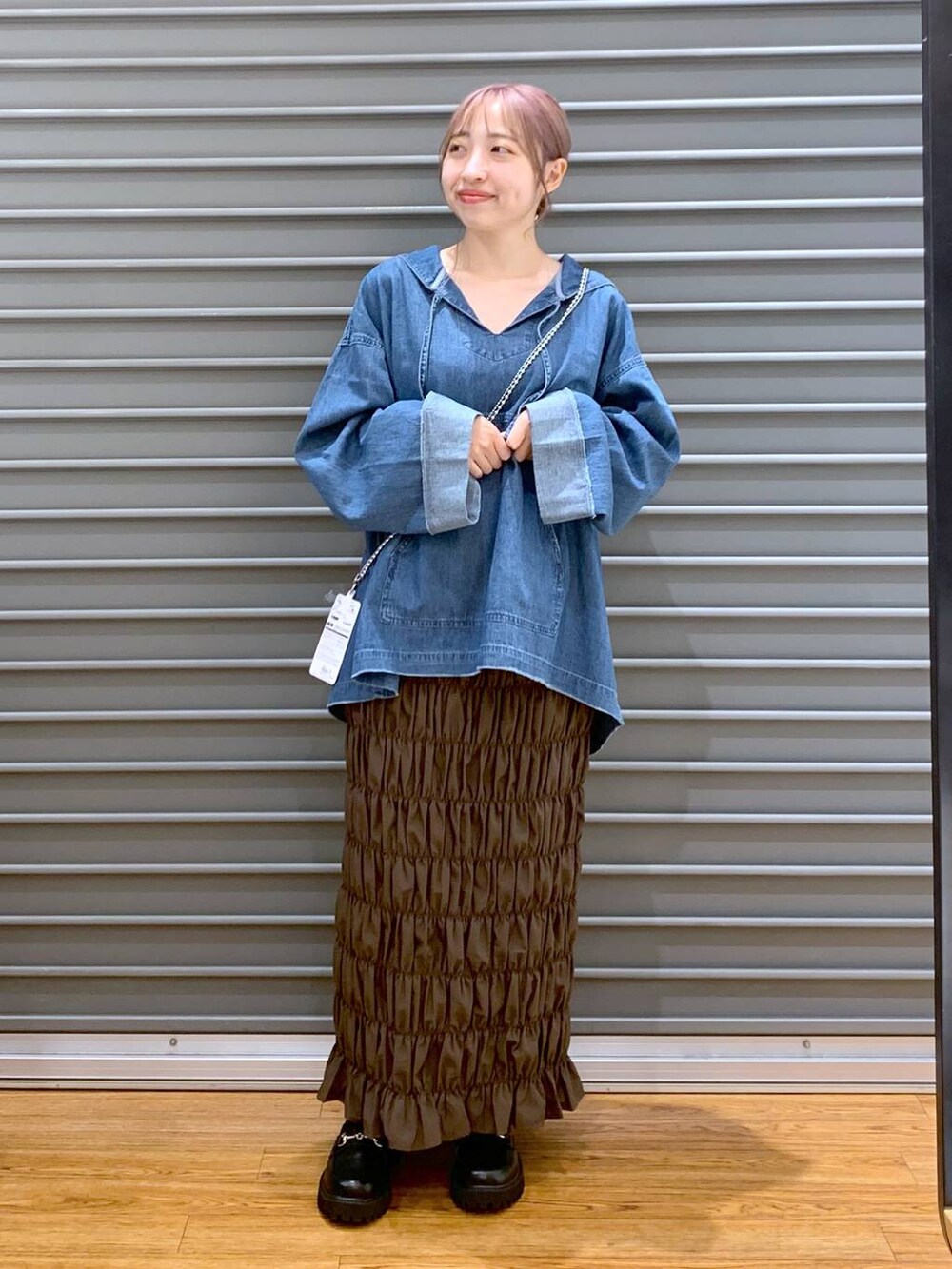 イエロー系のスカート、ブラック系のローファー、ブルー系のTシャツ/カットソーを着用したレディースの秋コーディネートの6枚目の写真