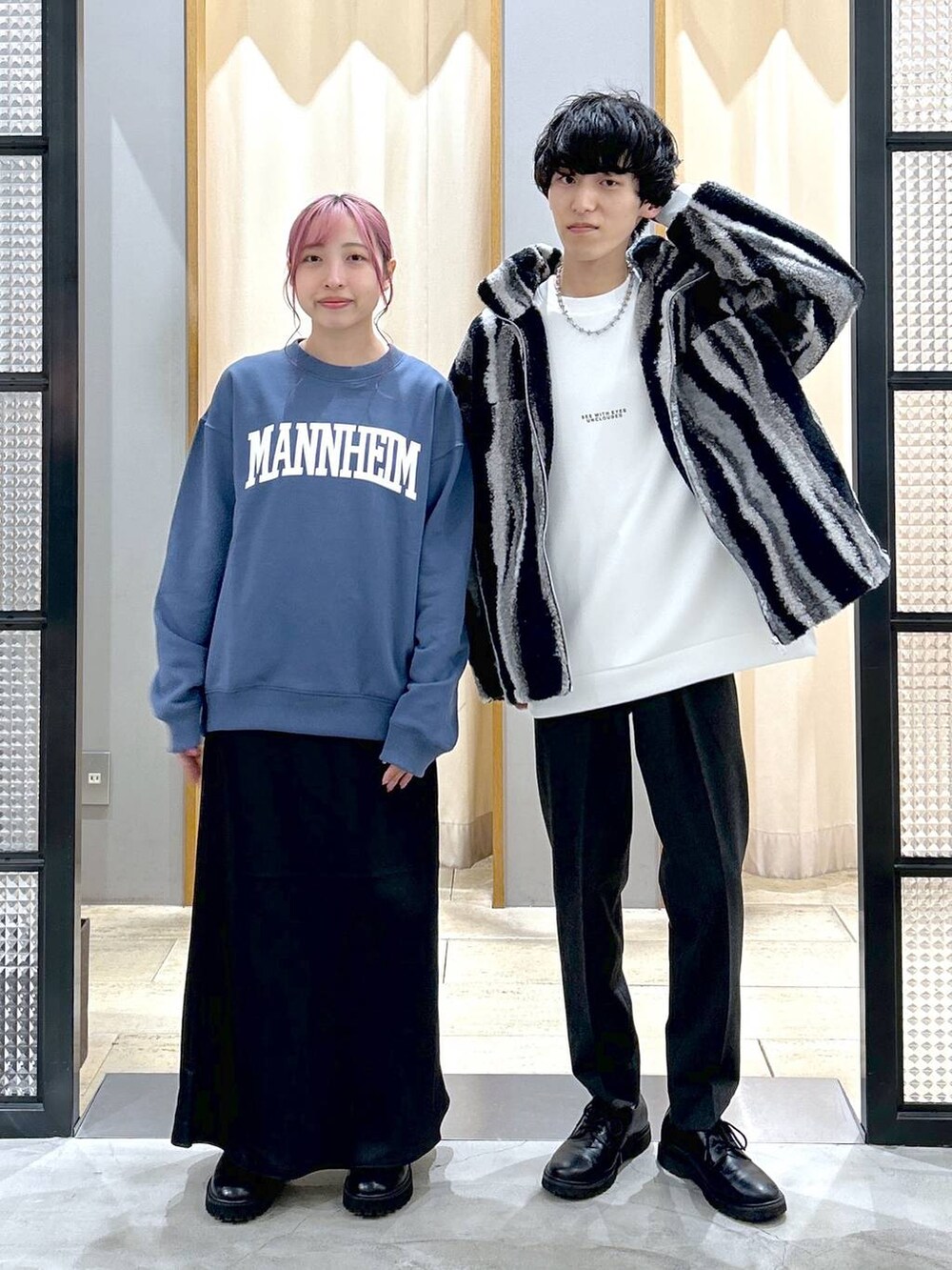 グレー系のスラックス、ホワイト系のスウェット、ブルー系のスウェットを着用したレディースの冬コーディネートの4枚目の写真