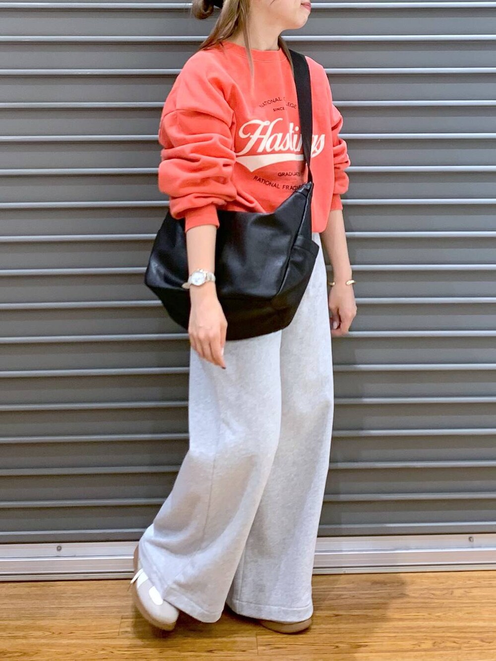 ホワイト系のスニーカー、ブラック系のショルダーバッグ、レッド系のスウェットを着用したレディースの冬コーディネートの5枚目の写真