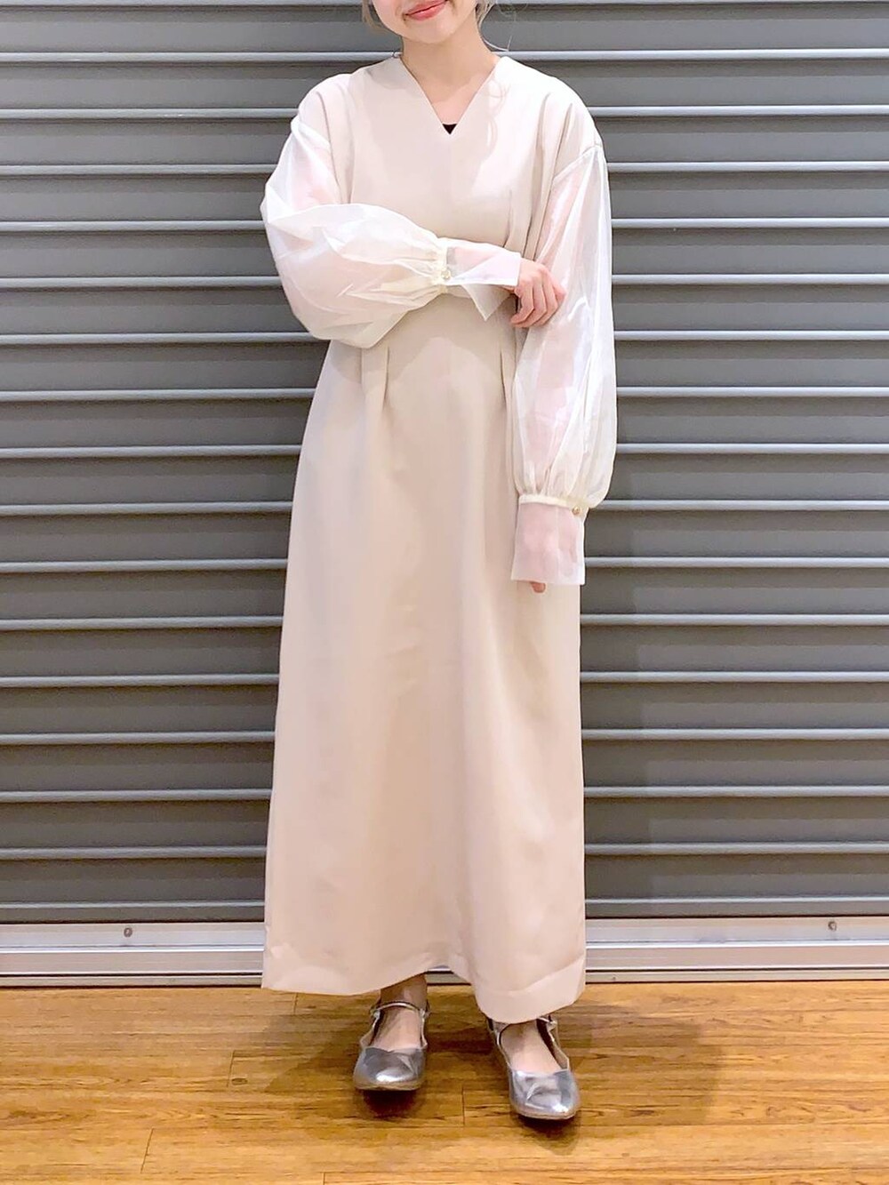 ベージュ系のドレス、シルバー系のパンプスを着用したレディースの夏コーディネートの3枚目の写真