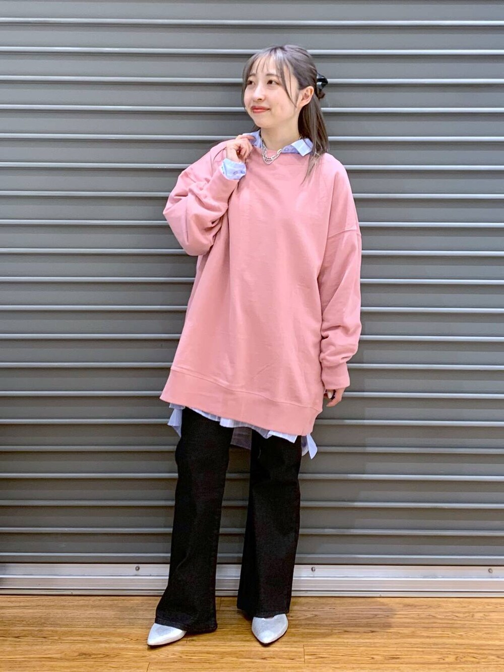 ブルー系のシャツ/ブラウス、ブラック系のデニムパンツ、ブラック系のショルダーバッグを着用したレディースの春コーディネートの4枚目の写真