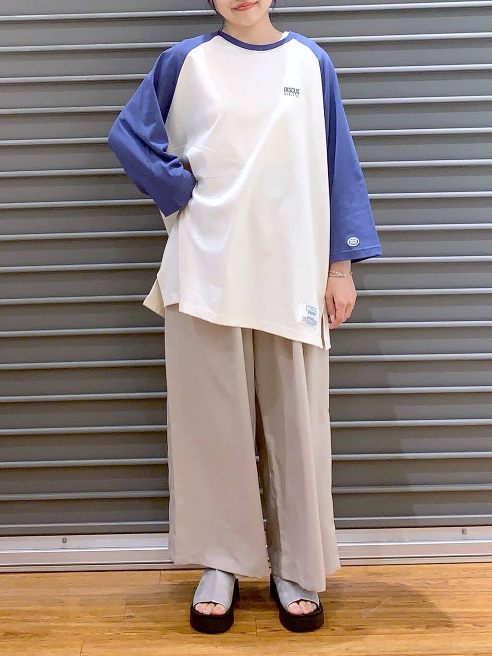 ブルー系のTシャツ/カットソー、ベージュ系のその他パンツ、ブラック系のショルダーバッグを着用したレディースの春コーディネートの7枚目の写真