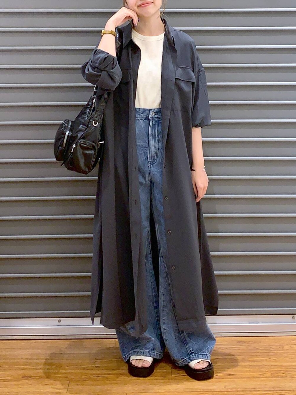 ホワイト系のタンクトップ、ブラック系のショルダーバッグ、グレー系のワンピースを着用したレディースの秋コーディネートの4枚目の写真