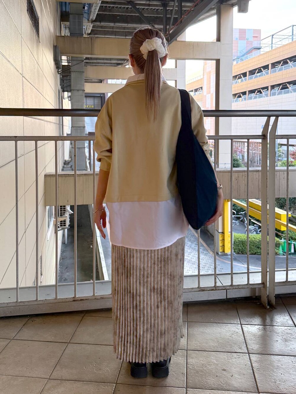 ホワイト系のスカートを着用したレディースの冬コーディネートの2枚目の写真