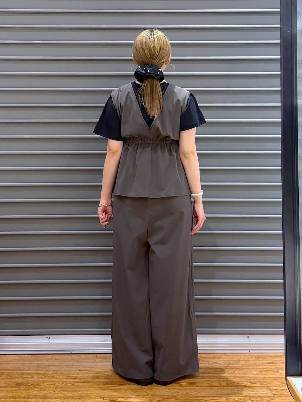 ブラック系のTシャツ/カットソー、グレー系のショルダーバッグ、ブラック系のサンダルを着用したレディースの春コーディネートの2枚目の写真