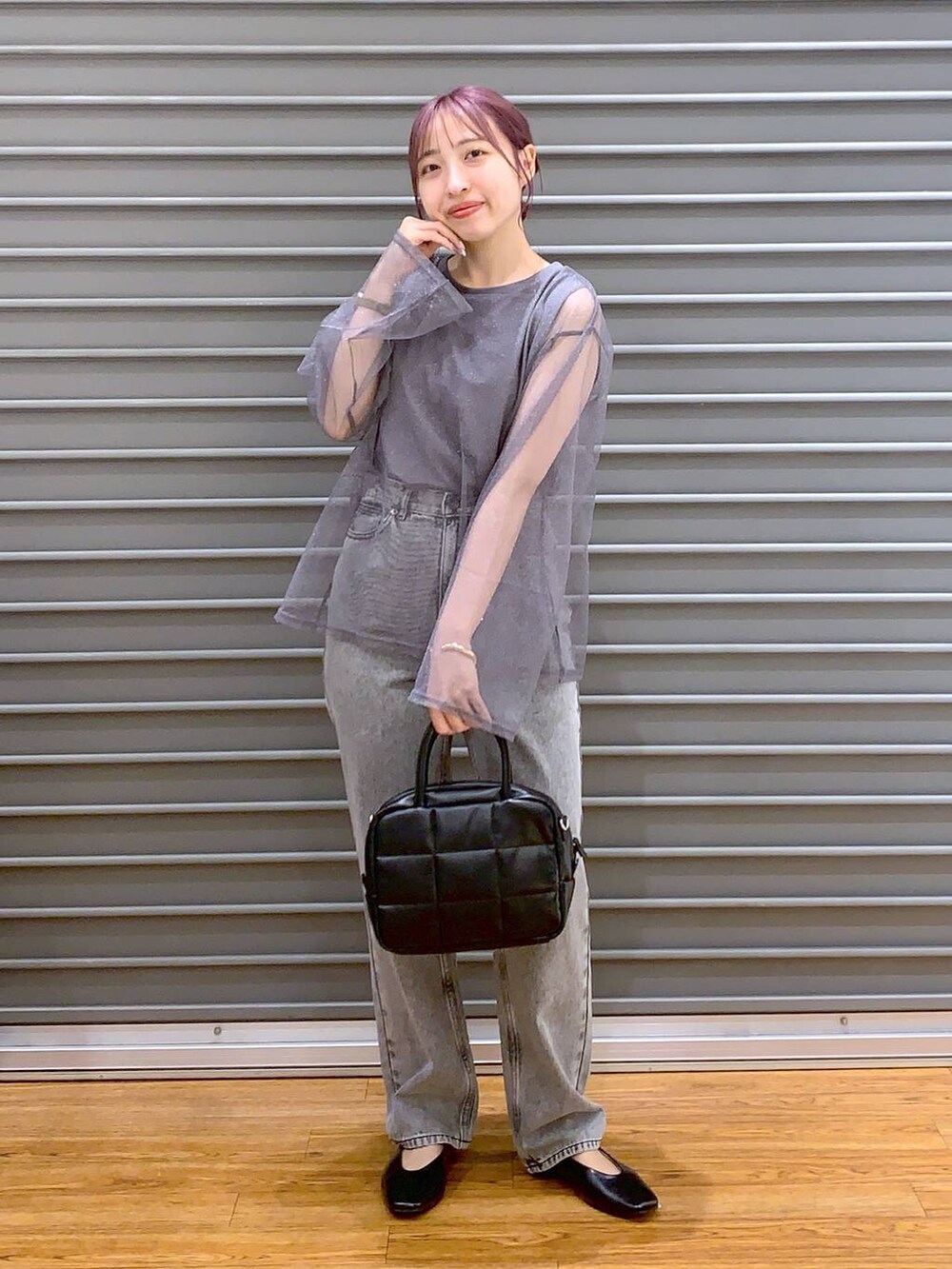 グレー系のデニムパンツ、ブラック系のパンプス、ブラック系のボストンバッグを着用したレディースの秋コーディネートの5枚目の写真