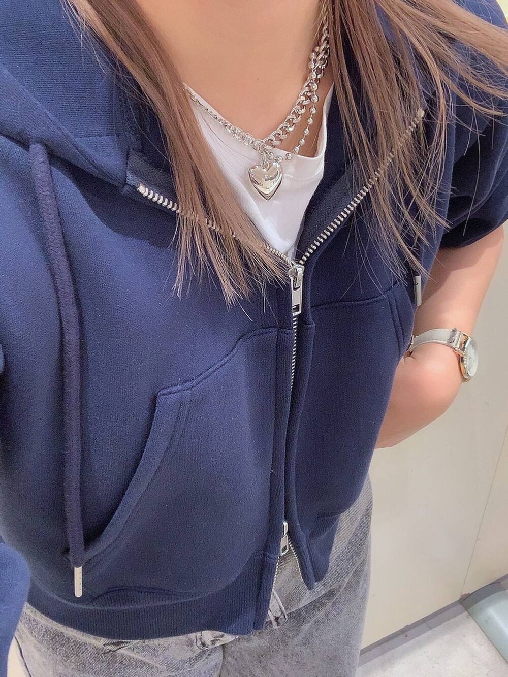 「旅行、女子会、ベーシック/シンプル、ネックレス、20代_LEPSIM、低身長、カジュアル、きれいめ、休日コーデ、楽ちんコーデ、きれいめカジュアル_LEPSIM、体型カバー、ラフ、LEPSIM、着痩せ・細見え」｜「LEPSIMのZIPショートパーカー　289007（パーカー、ブルー系）」を使った、daharalepsimさん（レディース・151cm）の春コーディネートの3枚目の写真