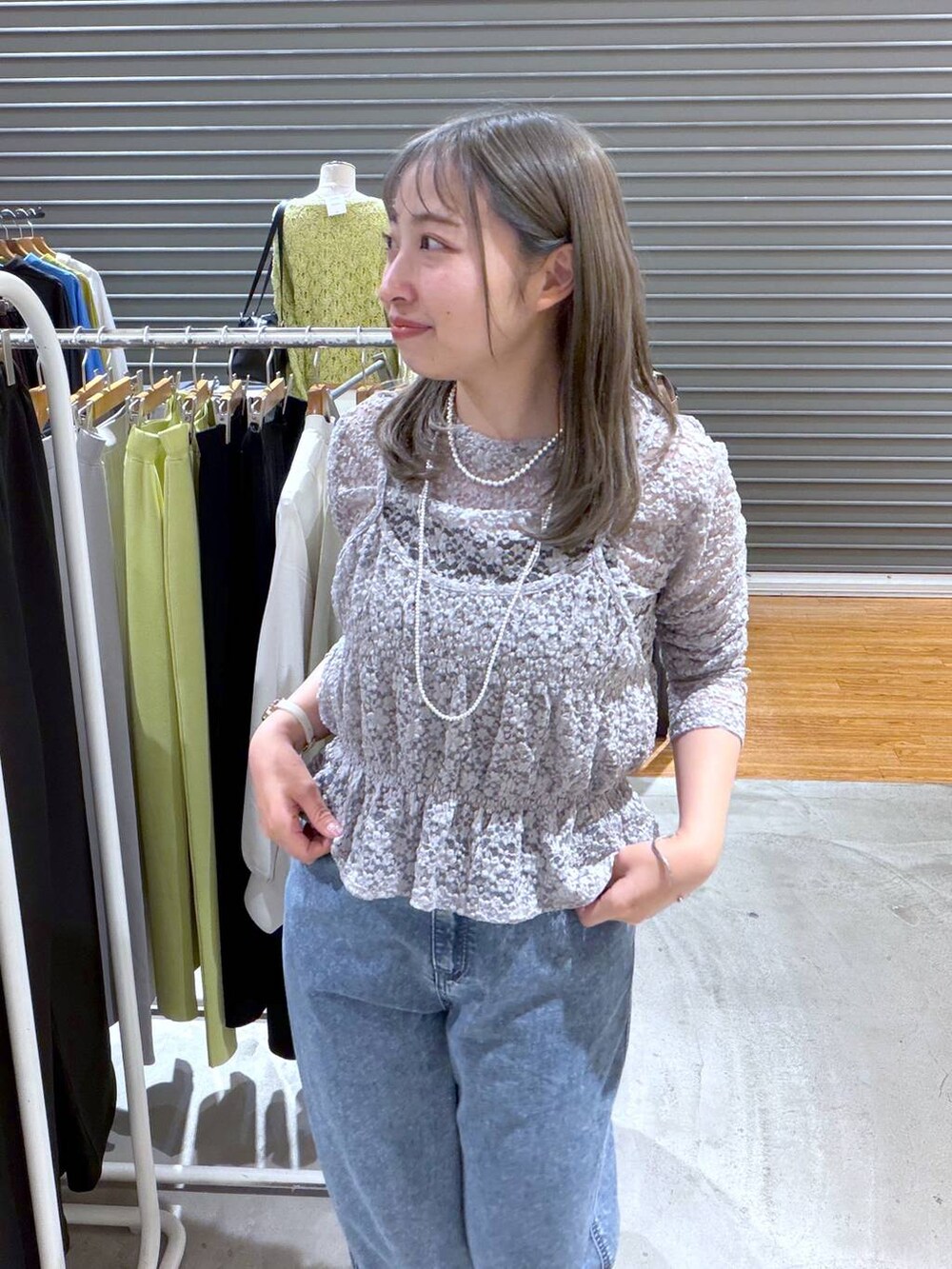 ブルー系のデニムパンツ、グレー系のTシャツ/カットソー、シルバー系のネックレスを着用したレディースの春コーディネートの4枚目の写真