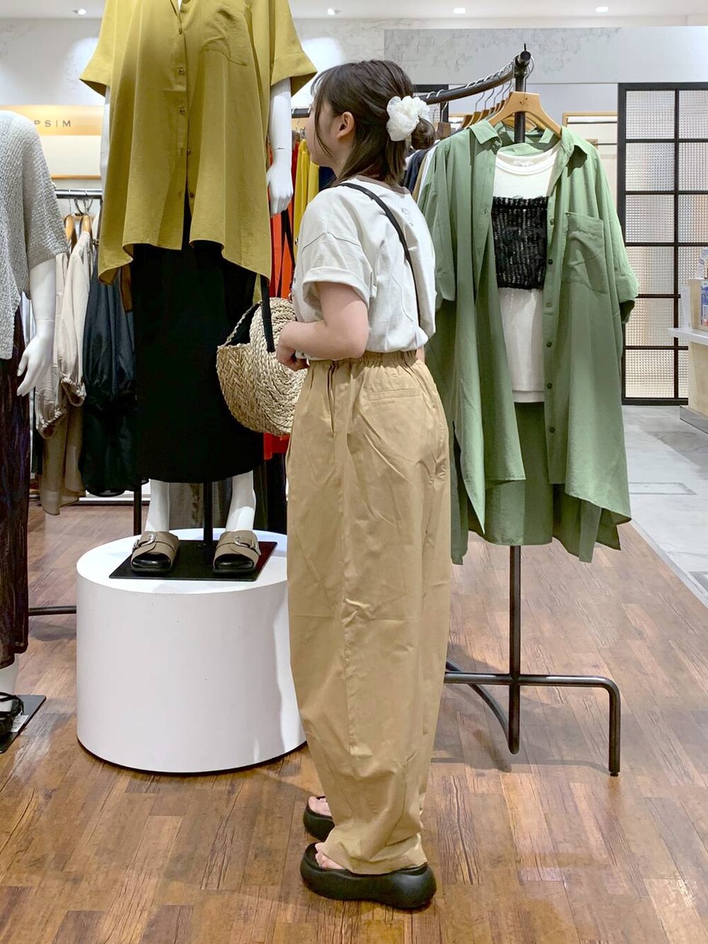 ベージュ系のその他パンツ、ブラック系のサンダル、ベージュ系のTシャツ/カットソーを着用したレディースの夏コーディネートの2枚目の写真