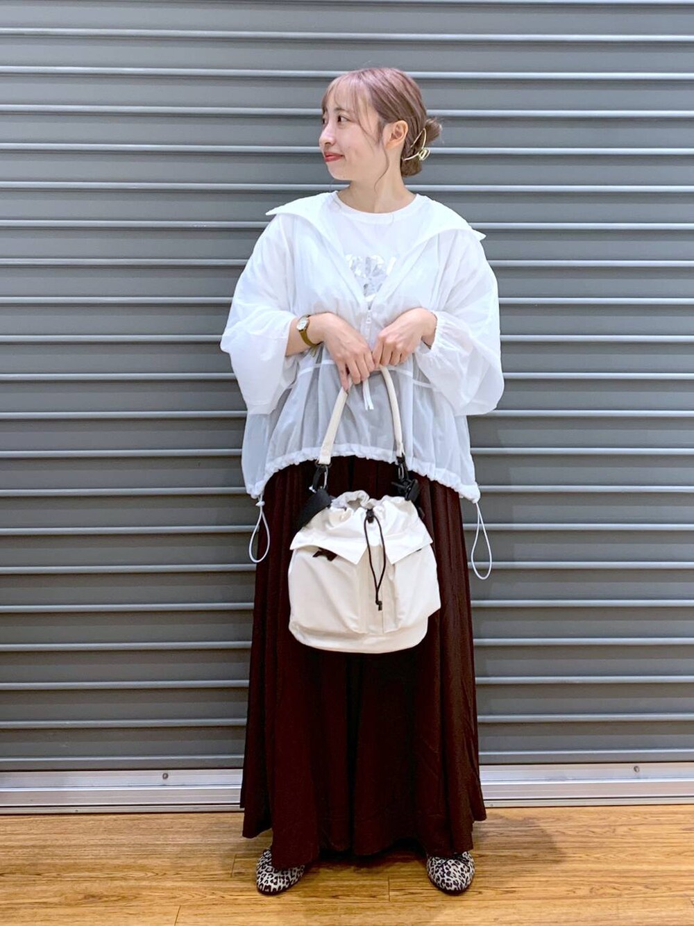 ホワイト系のショルダーバッグ、ブラウン系のスカート、その他のバレエシューズを着用したレディースの秋コーディネートの5枚目の写真