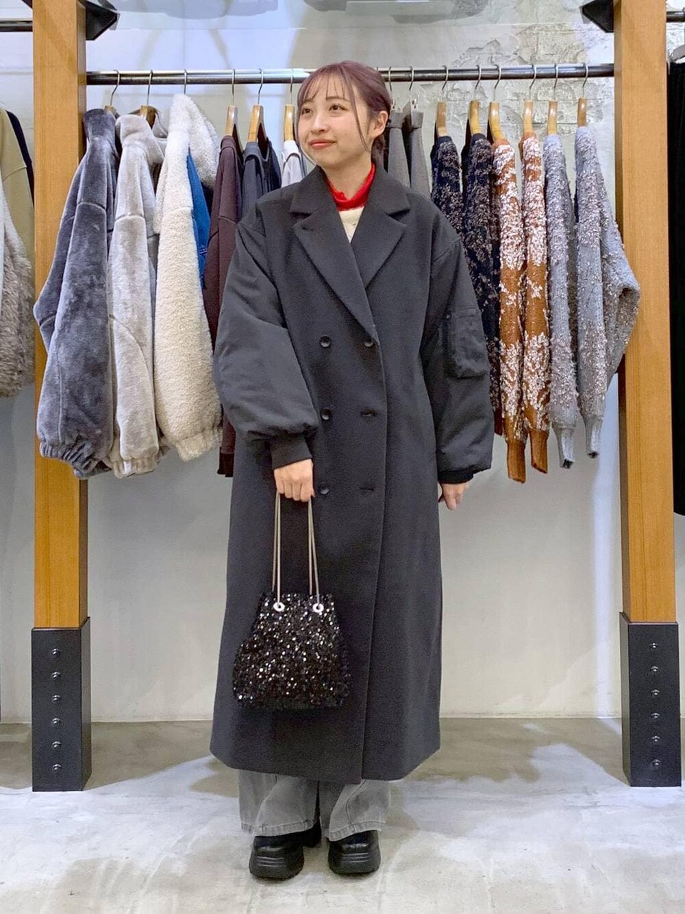 ブラック系のブーツ、ブラック系のショルダーバッグ、グレー系のその他アウターを着用したレディースの冬コーディネートの9枚目の写真