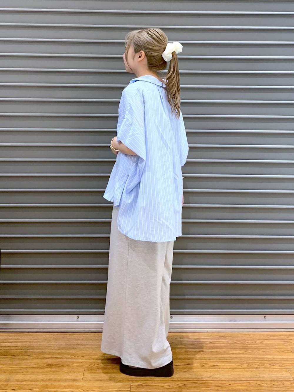 その他のシャツ/ブラウス、シルバー系のサンダル、ブラック系のショルダーバッグを着用したレディースの夏コーディネートの3枚目の写真