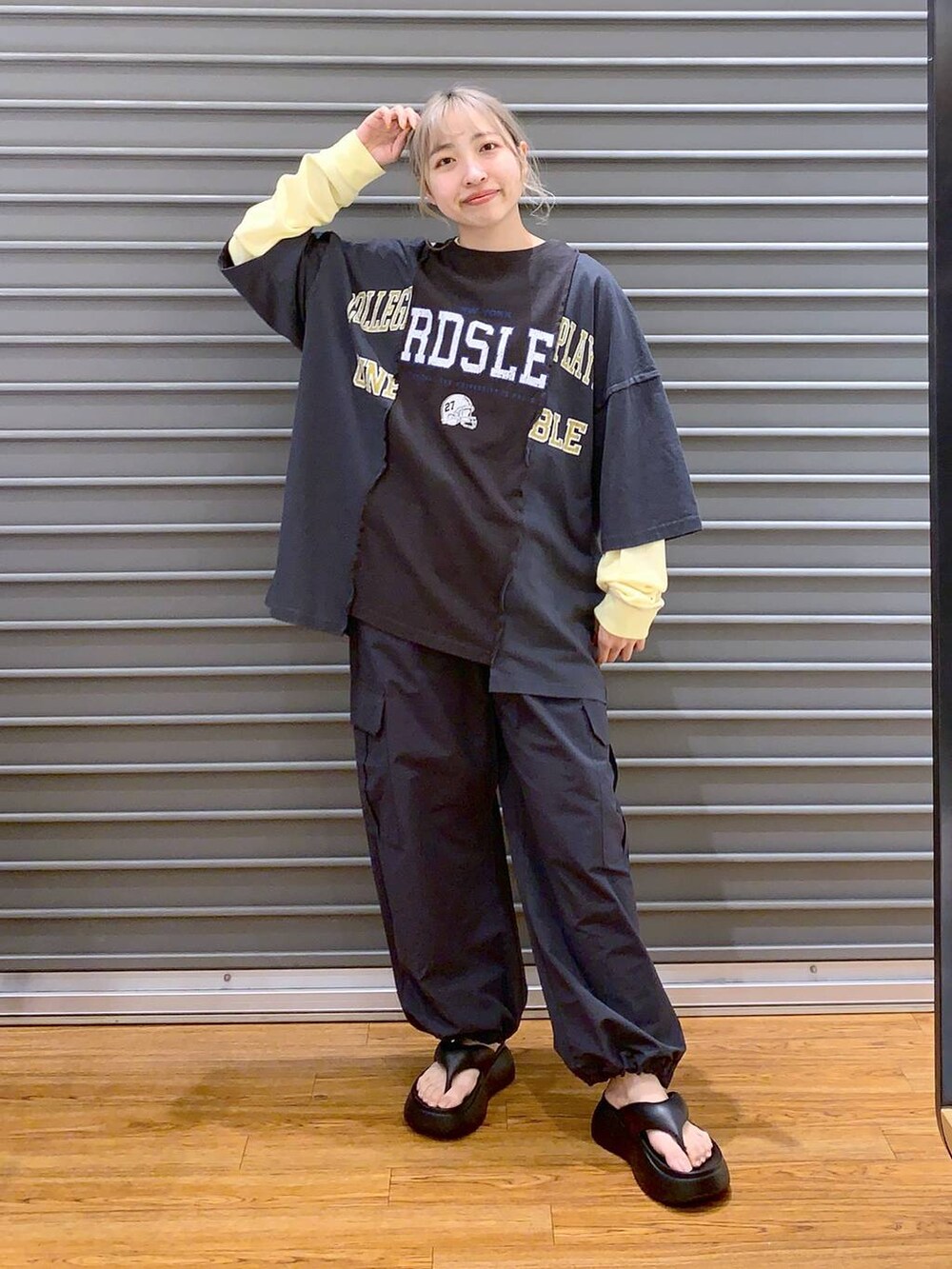 ブラック系のサンダル、グレー系のカーゴパンツ、イエロー系のTシャツ/カットソーを着用したレディースの春コーディネートの7枚目の写真