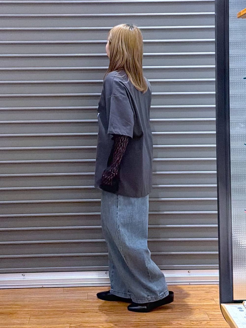 グレー系のTシャツ/カットソー、ブルー系のデニムパンツ、シルバー系のネックレスを着用したレディースの春コーディネートの3枚目の写真