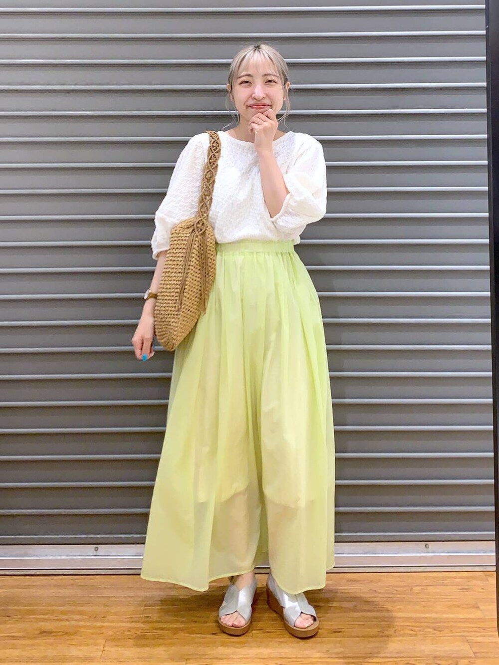 ホワイト系のTシャツ/カットソー、シルバー系のサンダル、イエロー系のスカートを着用したレディースの夏コーディネートの5枚目の写真