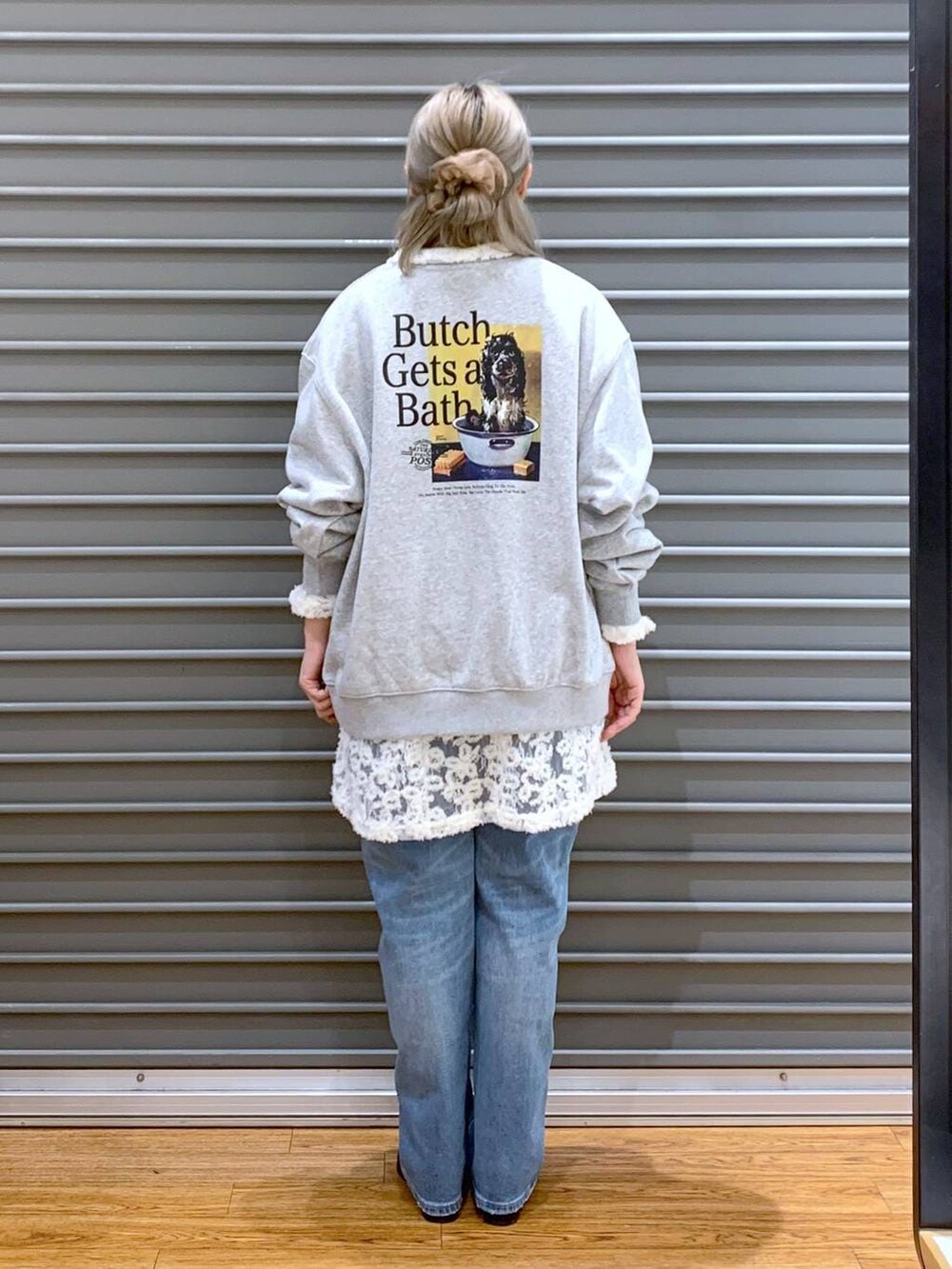 ブラック系のショルダーバッグ、ブルー系のデニムパンツ、ブラック系のブーツを着用したレディースの冬コーディネートの2枚目の写真