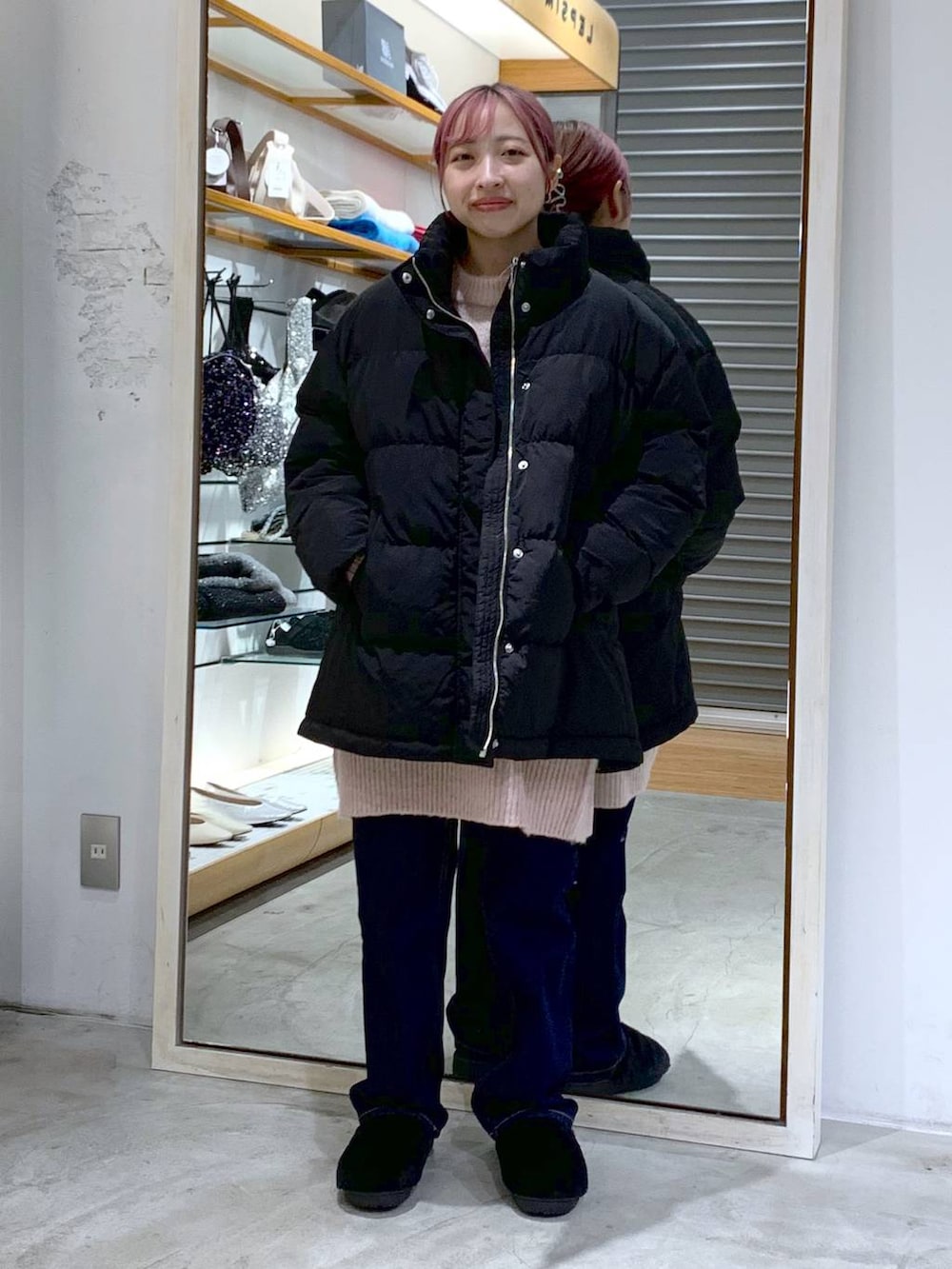 ブルー系のデニムパンツ、ブラック系のダウンジャケット/コート、ブラック系のその他シューズを着用したレディースの冬コーディネートの5枚目の写真