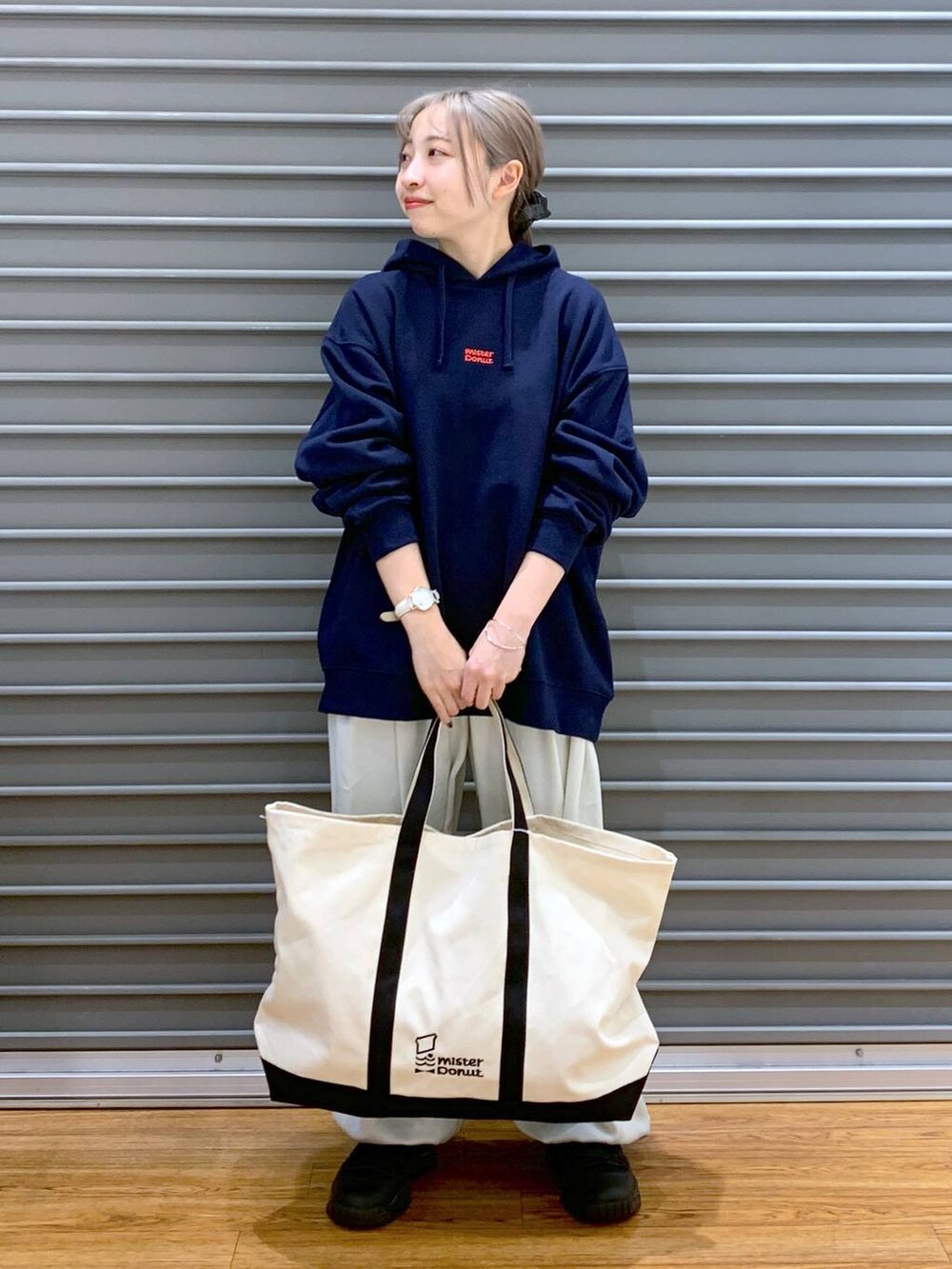 ブラック系のスニーカー、ホワイト系のその他パンツ、ホワイト系のトートバッグを着用したレディースの冬コーディネートの4枚目の写真