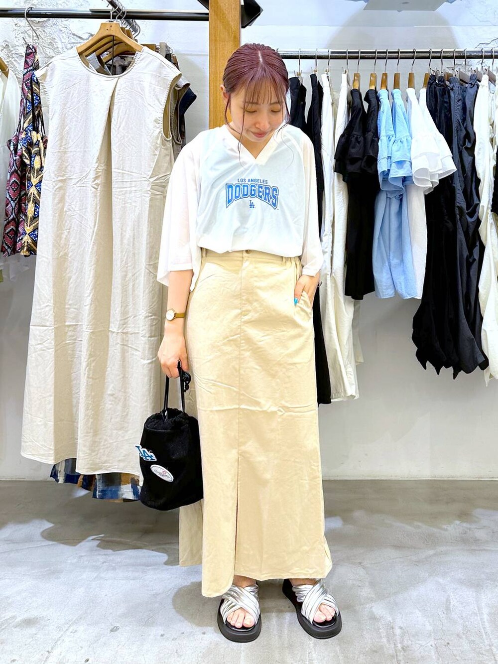 シルバー系のサンダル、ブルー系のタンクトップ、ホワイト系のTシャツ/カットソーを着用したレディースの夏コーディネートの4枚目の写真