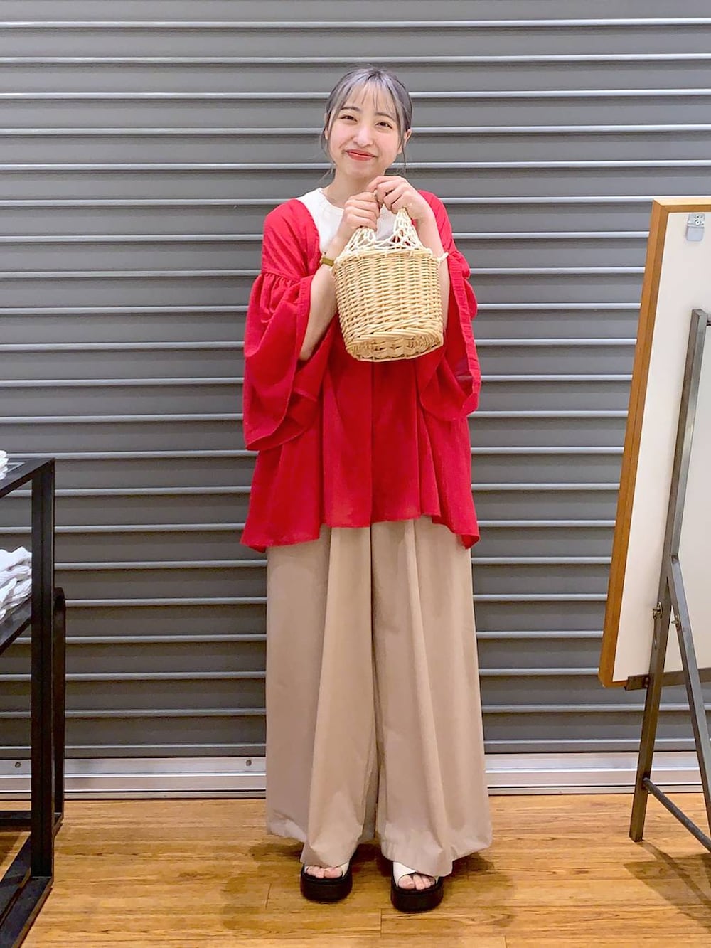 ホワイト系のかごバッグ、ホワイト系のタンクトップ、ホワイト系のサンダルを着用したレディースの夏コーディネートの6枚目の写真