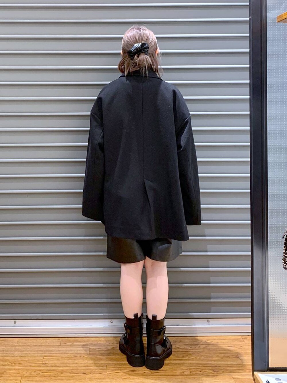 ブラック系のその他アウター、ブラック系のブーツ、ブラック系のその他パンツを着用したレディースの冬コーディネートの2枚目の写真