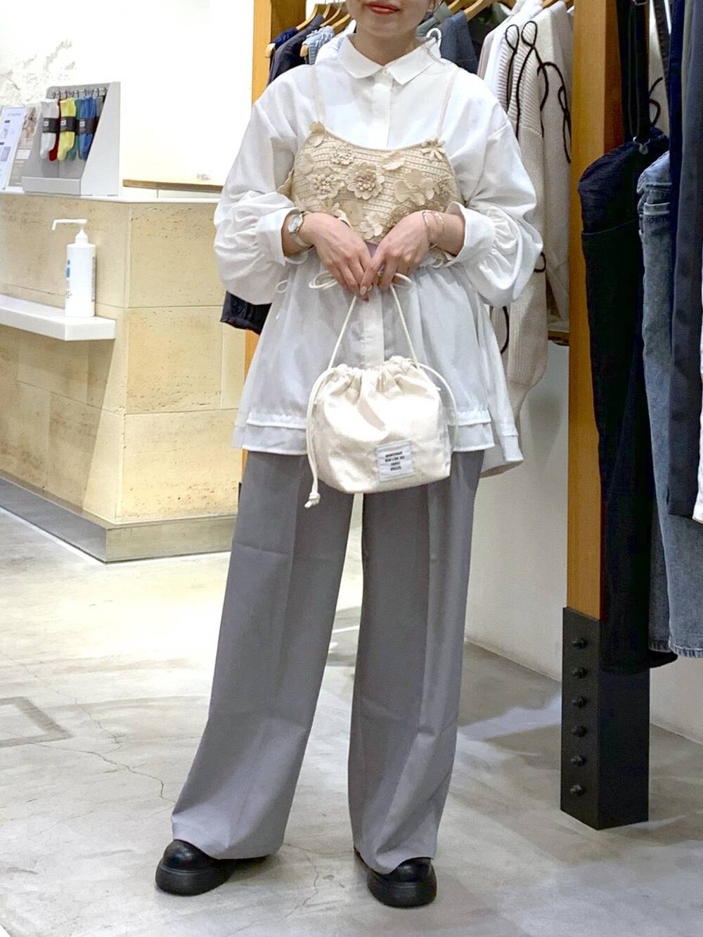 グレー系のその他パンツ、ホワイト系のその他トップス、ホワイト系のショルダーバッグを着用したレディースの春コーディネートの5枚目の写真