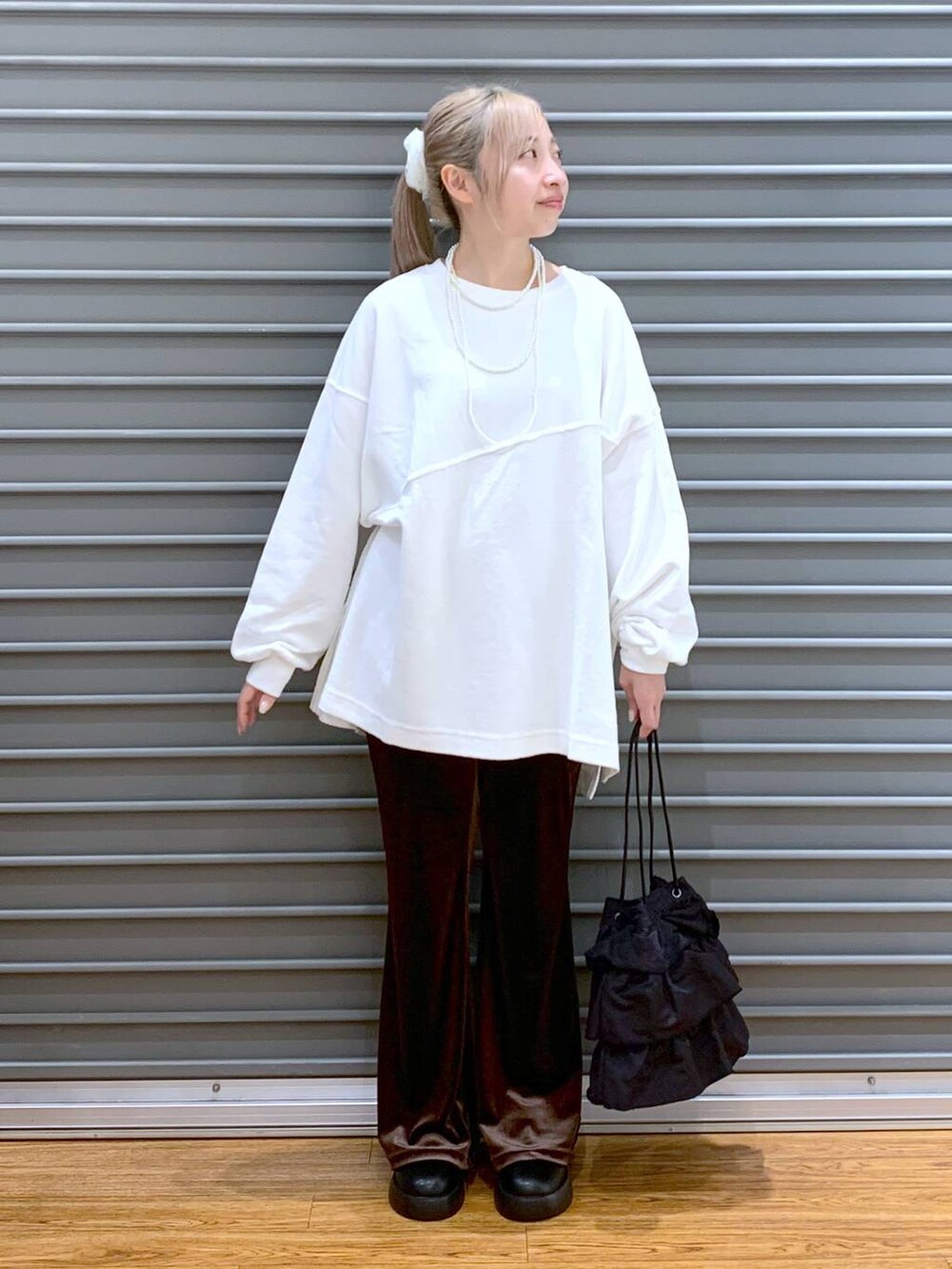 ブラウン系のその他パンツ、ブラック系のサンダル、ブラック系のショルダーバッグを着用したレディースの秋コーディネートの5枚目の写真