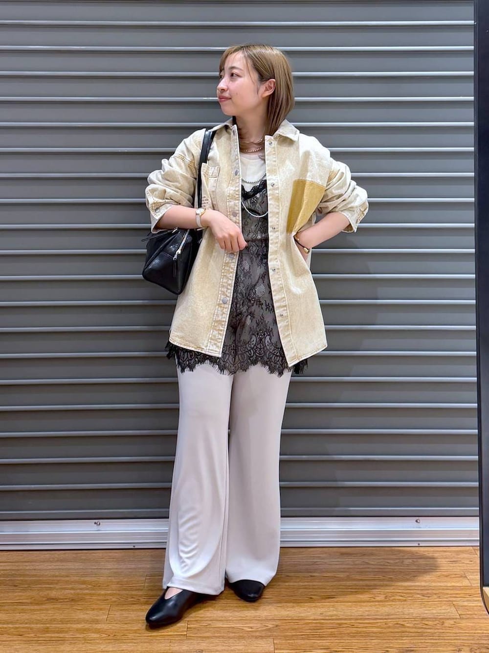 ブラック系のボストンバッグ、ホワイト系のTシャツ/カットソー、ベージュ系のシャツ/ブラウスを着用したレディースの春コーディネートの4枚目の写真