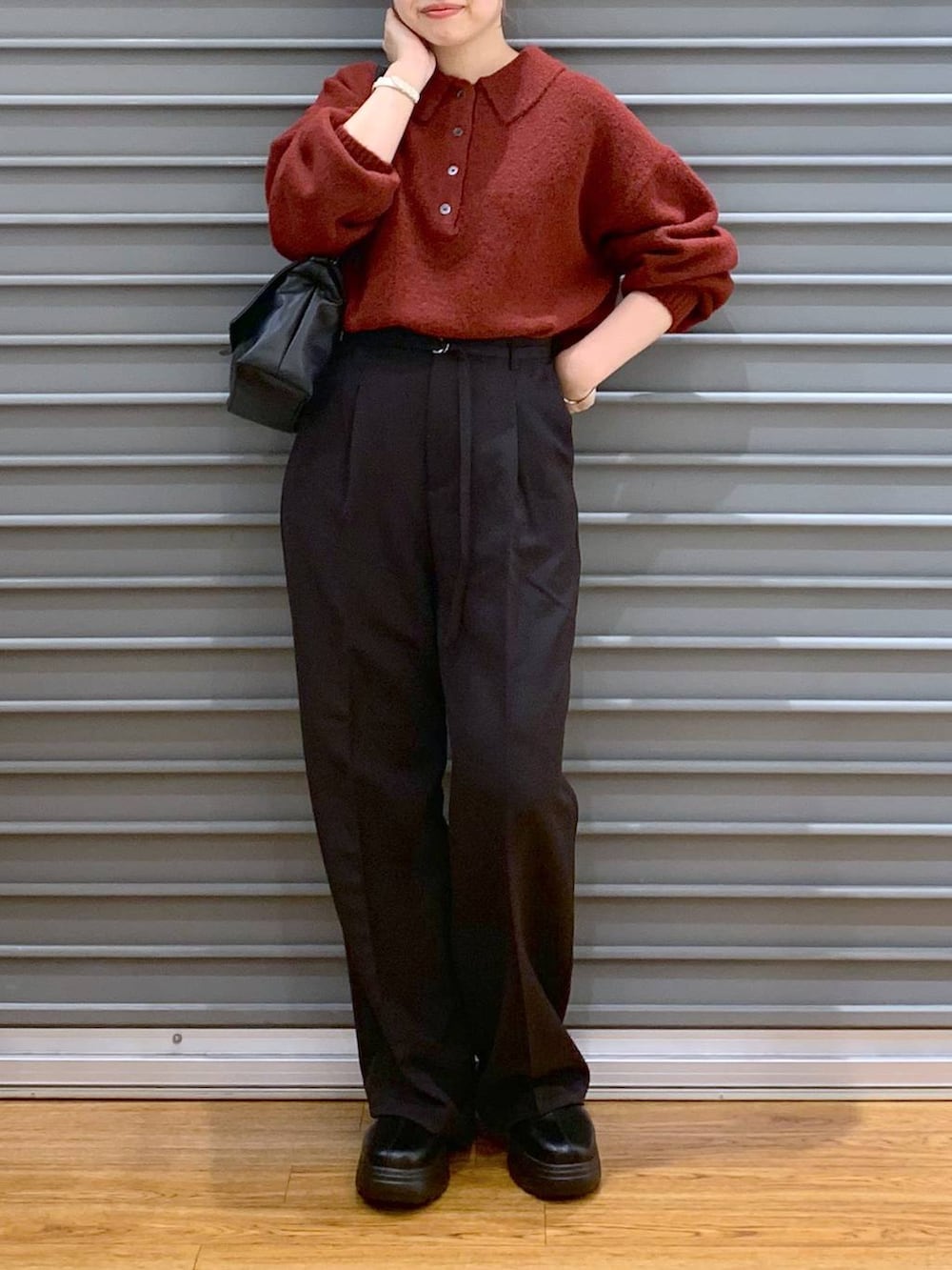 ブラック系のブーツ、ブラック系のその他パンツ、ブラック系のショルダーバッグを着用したレディースの冬コーディネートの5枚目の写真