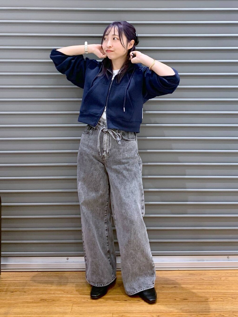 ブラック系のローファー、グレー系のデニムパンツ、ブルー系のパーカーを着用したレディースの春コーディネートの3枚目の写真