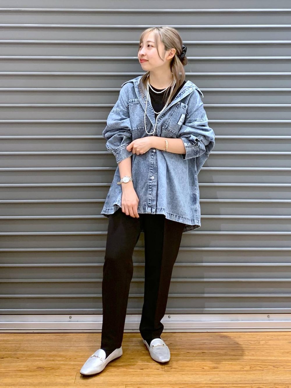 ブラック系のTシャツ/カットソー、ブラック系のスーツパンツ、シルバー系のローファーを着用したレディースの冬コーディネートの4枚目の写真