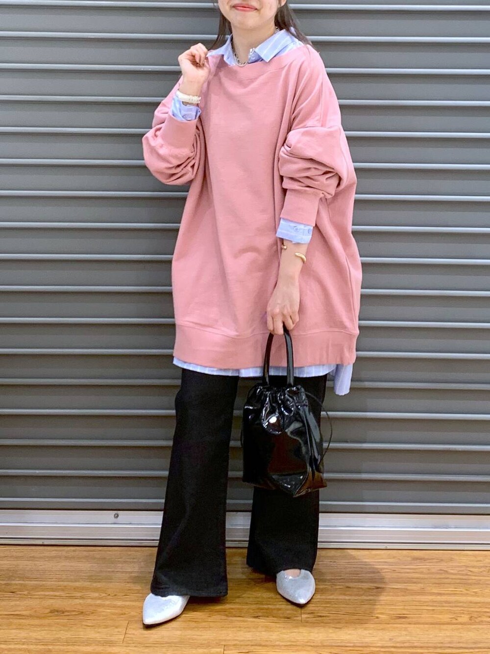 ブルー系のシャツ/ブラウス、ブラック系のデニムパンツ、ブラック系のショルダーバッグを着用したレディースの春コーディネートの7枚目の写真