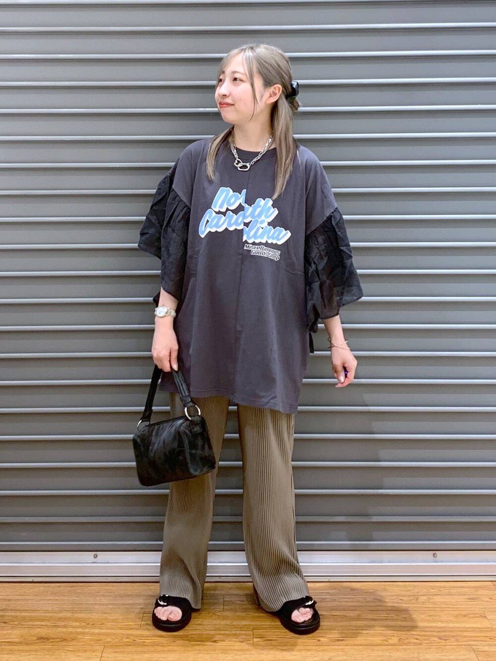 ブラック系のサンダル、ブラウン系のその他パンツ、ブラック系のハンドバッグを着用したレディースの春コーディネートの6枚目の写真