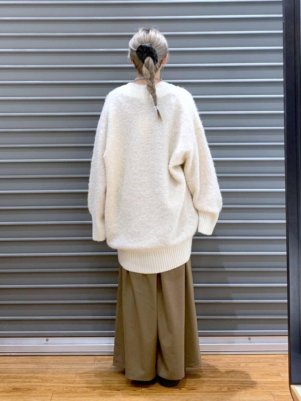 ブラウン系のその他パンツ、ホワイト系のカーディガン/ボレロ、ブラウン系のショルダーバッグを着用したレディースの秋コーディネートの2枚目の写真