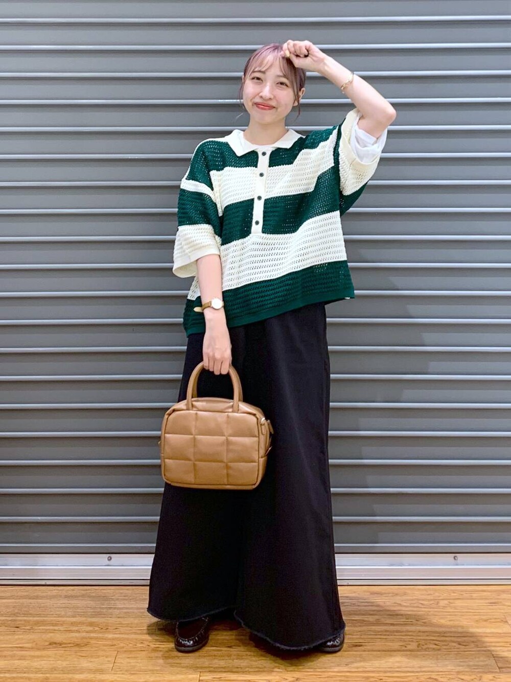 グリーン系のニット/セーター、グレー系のスカート、ブラウン系のボストンバッグを着用したレディースの秋コーディネートの5枚目の写真