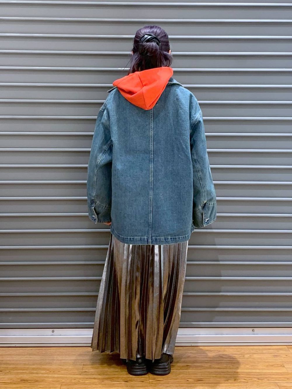 ホワイト系のショルダーバッグ、ブルー系のデニムジャケット、グレー系のスカートを着用したレディースの春コーディネートの2枚目の写真