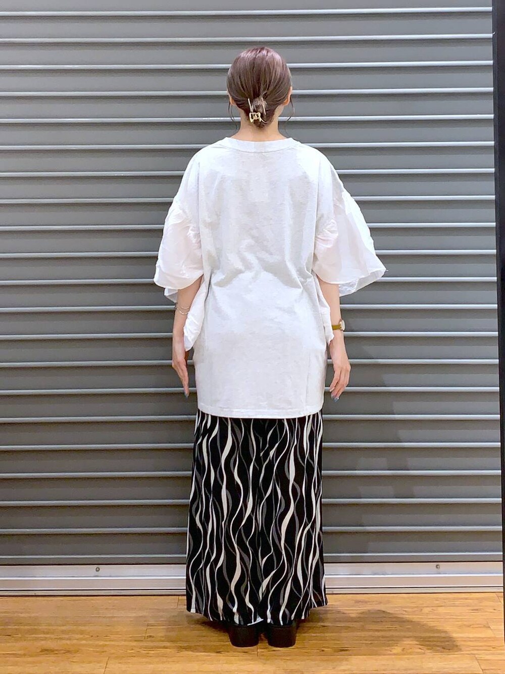 ホワイト系のショルダーバッグ、ホワイト系のサンダル、ブラック系のその他パンツを着用したレディースの夏コーディネートの2枚目の写真