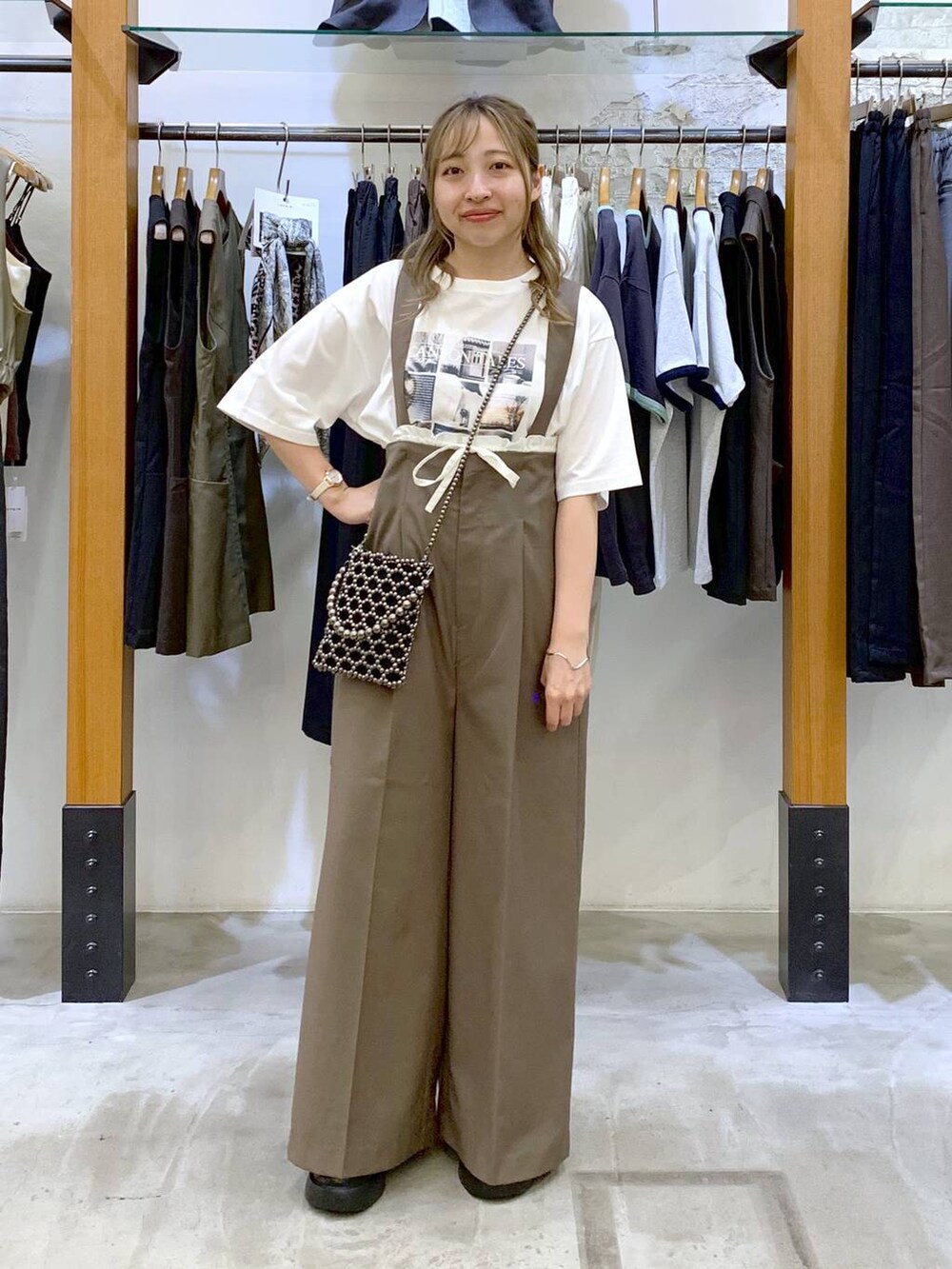 ブラック系のショルダーバッグ、ブラウン系のその他パンツ、ブラック系のサンダルを着用したレディースの秋コーディネートの4枚目の写真