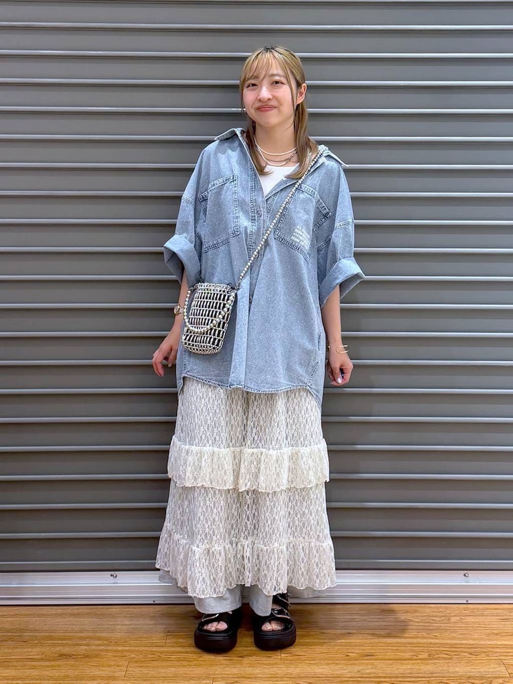 グレー系のその他パンツ、ブラック系のサンダル、ブルー系のシャツ/ブラウスを着用したレディースの春コーディネートの6枚目の写真