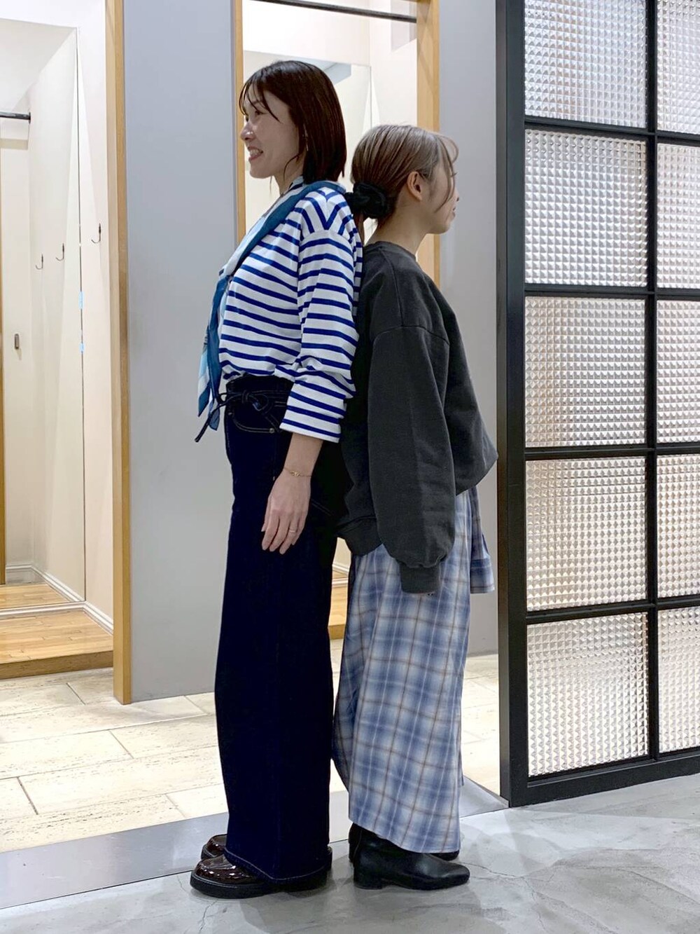 ブルー系のスカート、ブルー系のデニムパンツ、ブラウン系のローファーを着用したレディースの冬コーディネートの3枚目の写真