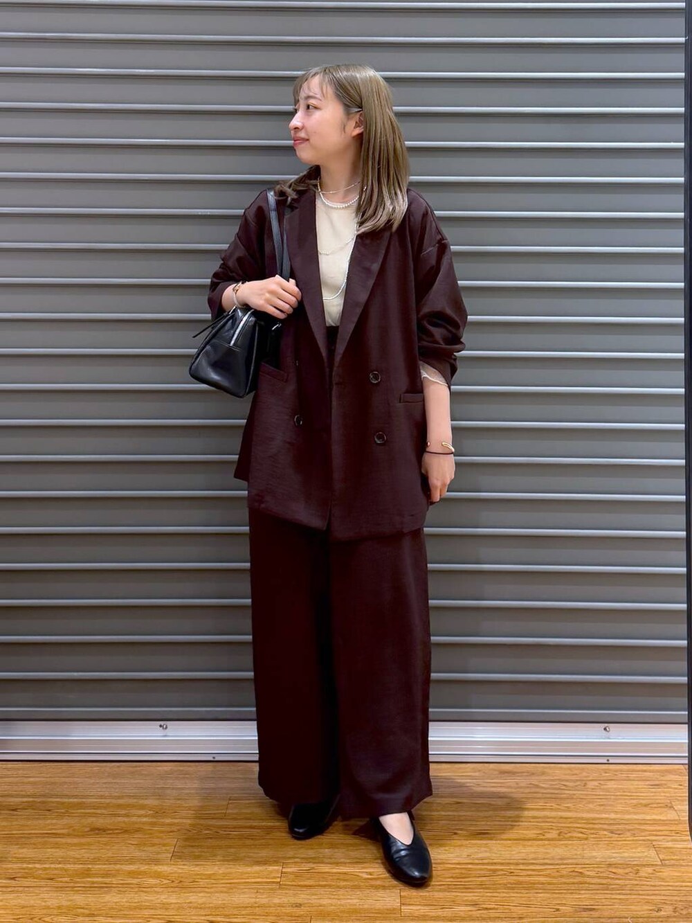 ブラック系のボストンバッグ、ブラウン系のその他パンツ、ブラック系のパンプスを着用したレディースの春コーディネートの4枚目の写真