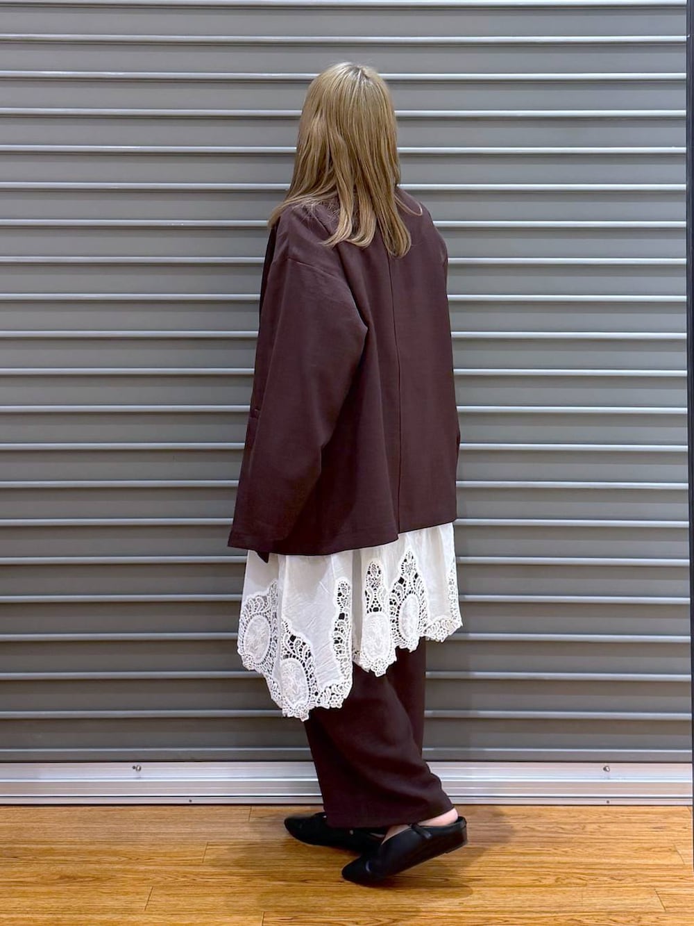 ブラック系のボストンバッグ、ホワイト系のキャミソール、ブラウン系のその他パンツを着用したレディースの春コーディネートの3枚目の写真