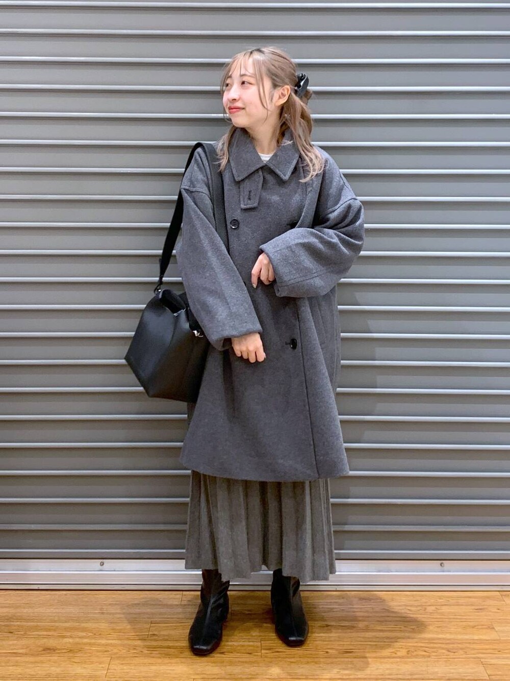 グレー系のその他アウター、ブラック系のブーツ、グレー系のワンピースを着用したレディースの冬コーディネートの7枚目の写真