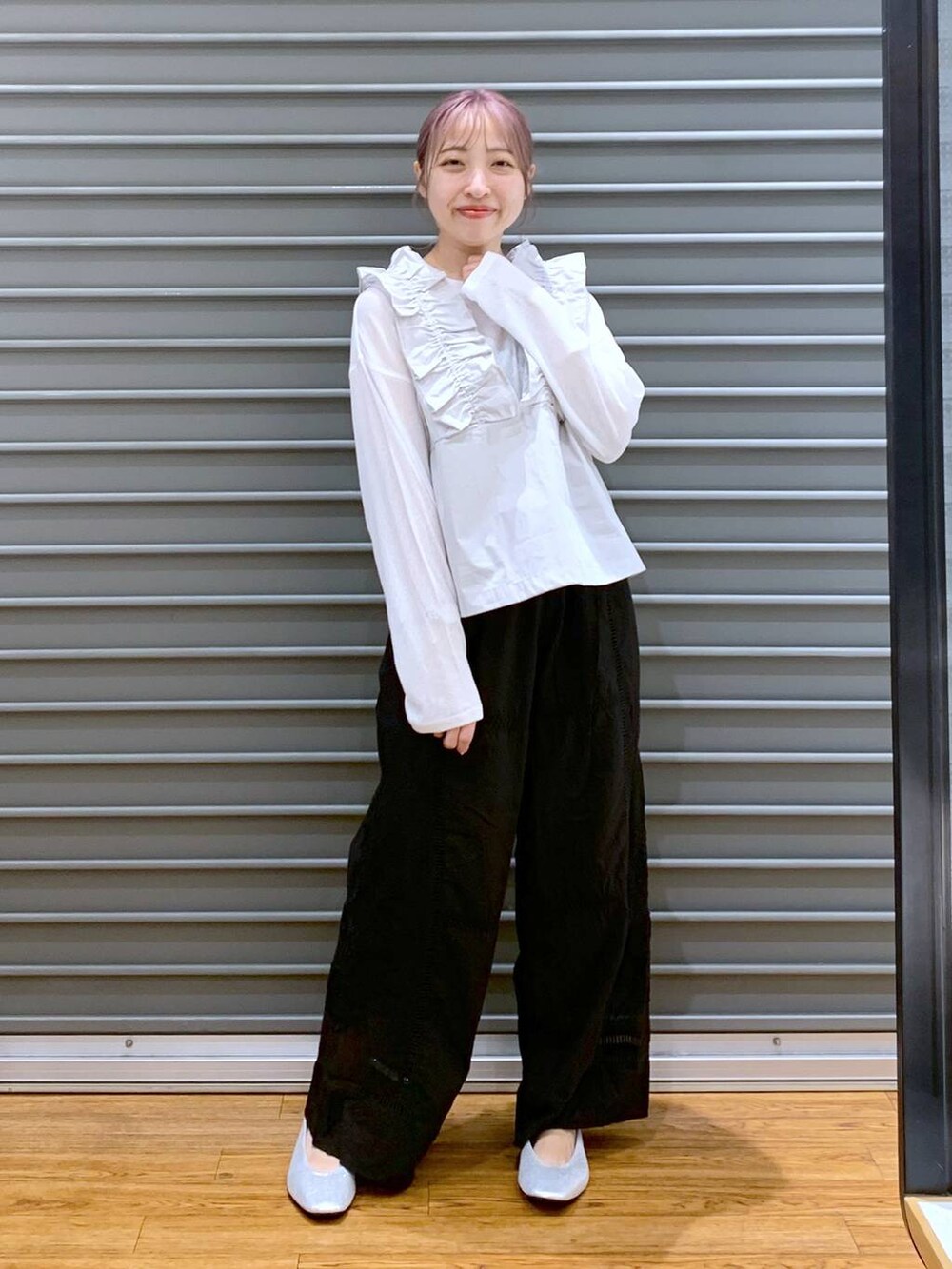 ホワイト系のTシャツ/カットソー、ブラック系のショルダーバッグ、ブラック系のその他パンツを着用したレディースの夏コーディネートの5枚目の写真