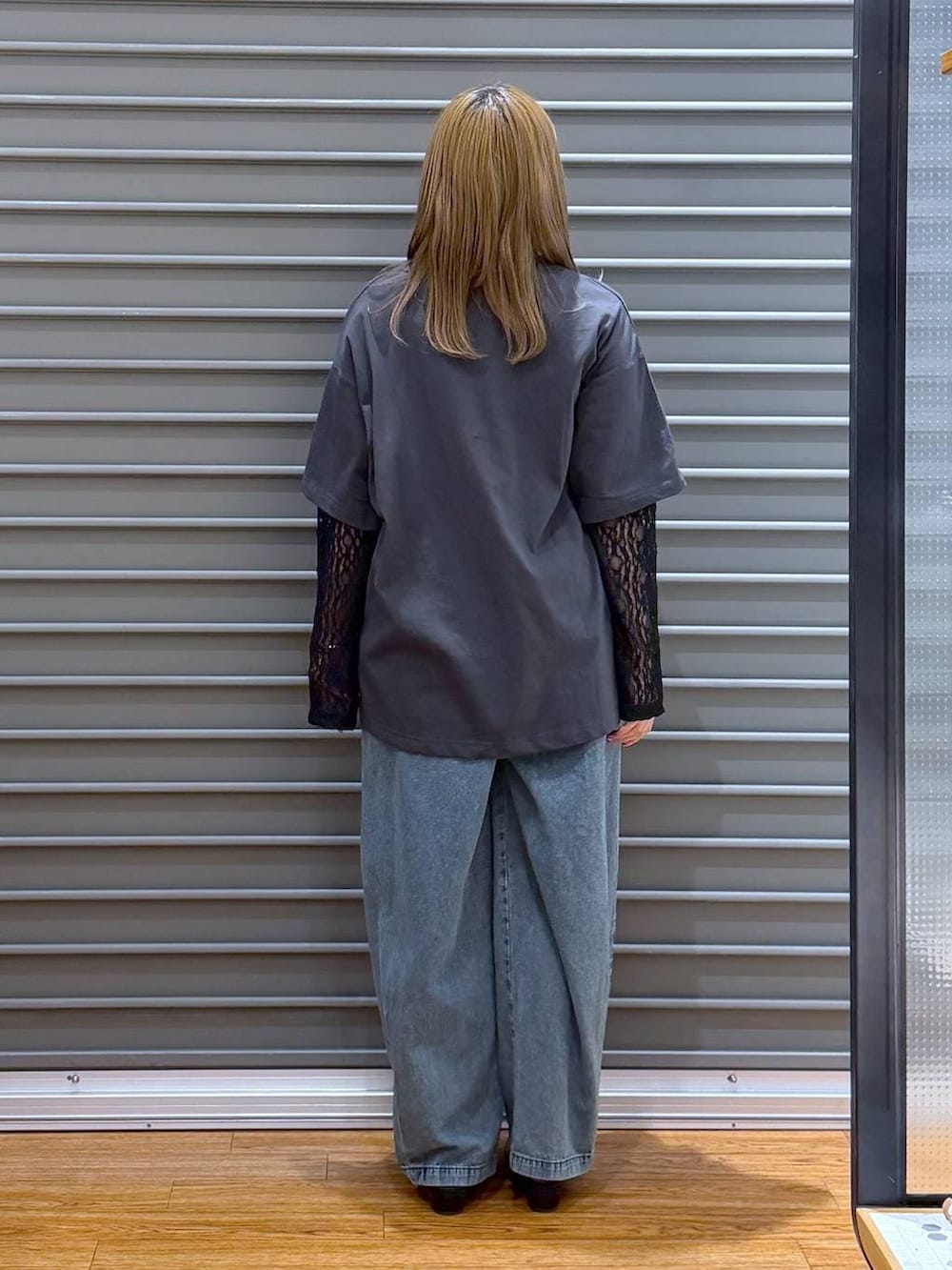 ブラック系のショルダーバッグ、グレー系のTシャツ/カットソー、ブラック系のパンプスを着用したレディースの春コーディネートの2枚目の写真