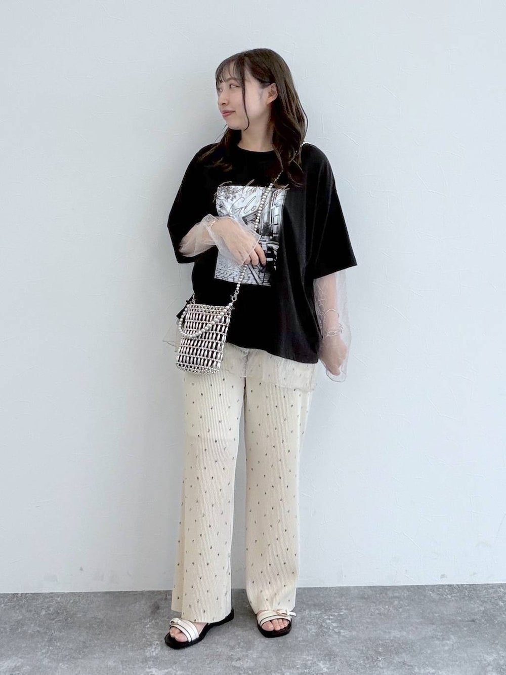ベージュ系のその他パンツ、シルバー系のショルダーバッグ、ホワイト系のサンダルを着用したレディースの夏コーディネートの4枚目の写真