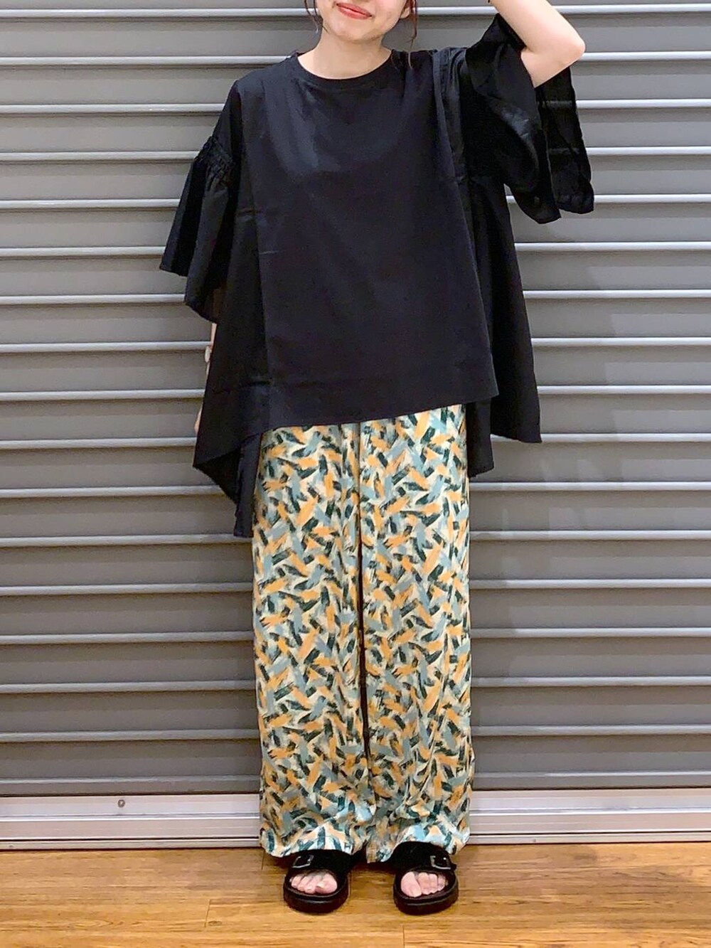 ブラック系のTシャツ/カットソー、グリーン系のその他パンツ、ブラック系のサンダルを着用したレディースの夏コーディネートの3枚目の写真