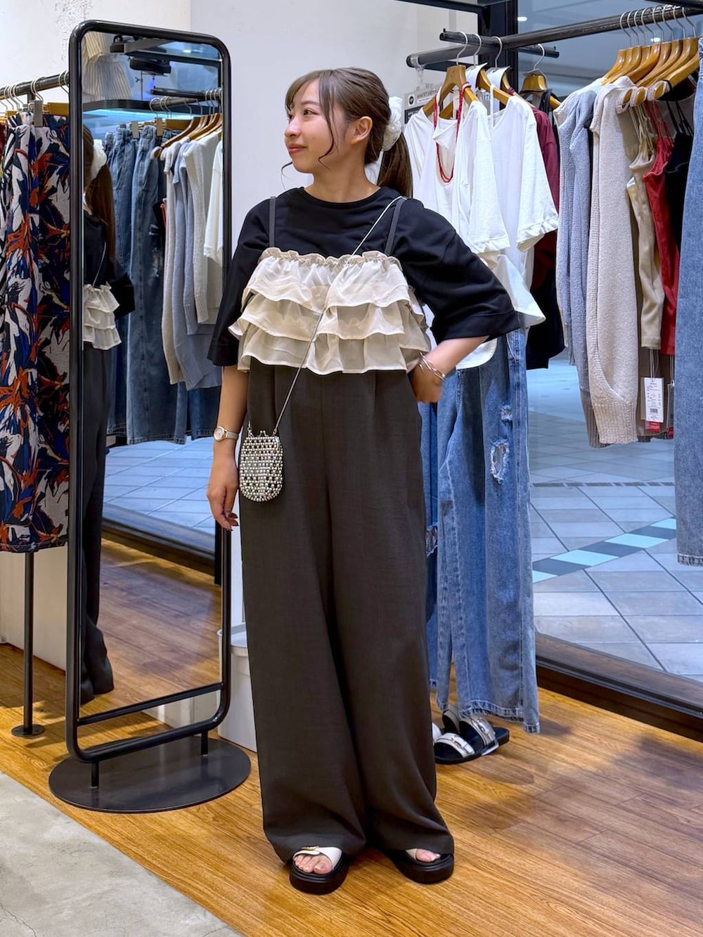 ホワイト系のサンダル、ブラック系のTシャツ/カットソー、グレー系のサロペット/オーバーオールを着用したレディースの夏コーディネートの5枚目の写真