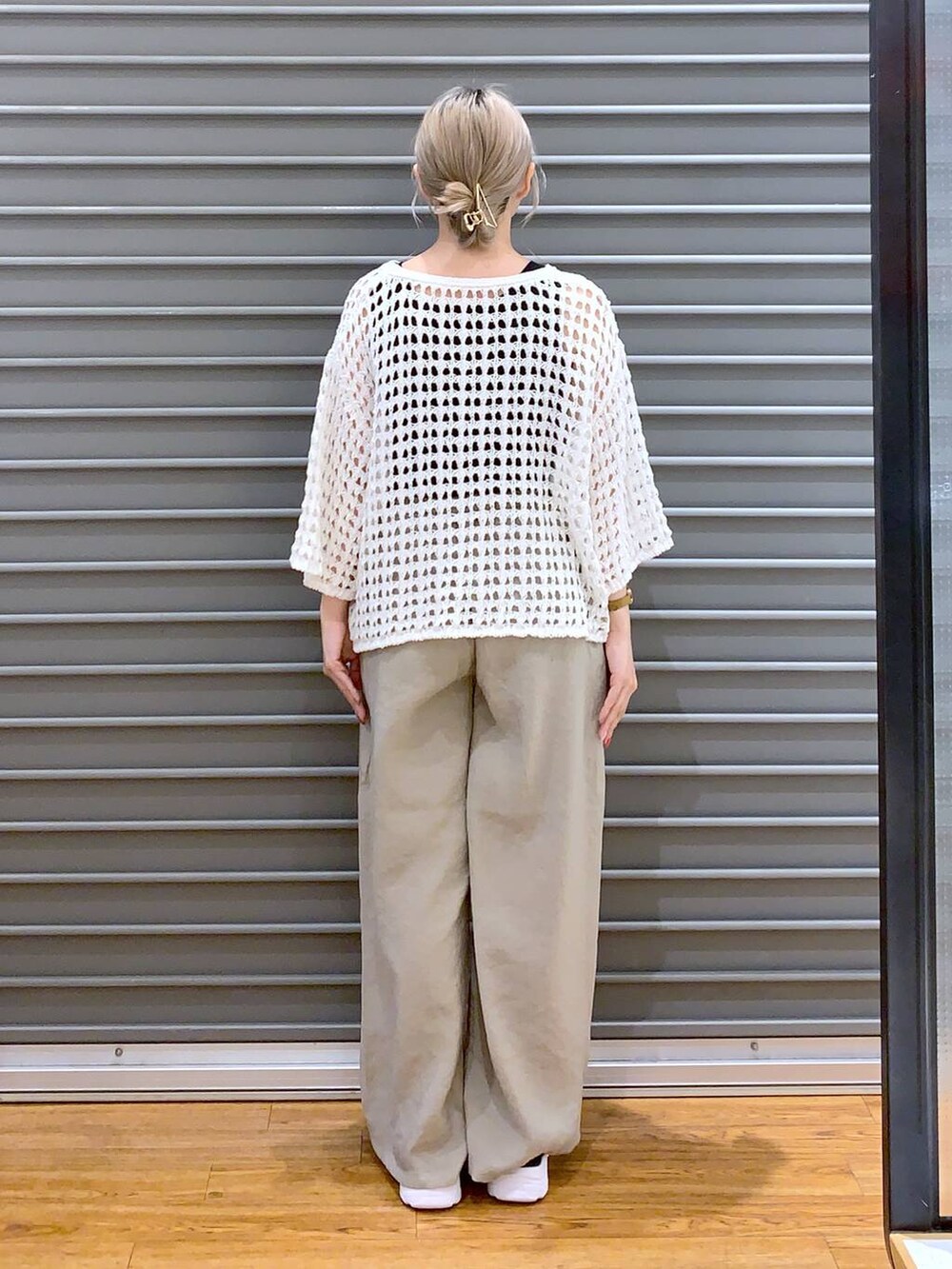 ブラック系のサンダル、ホワイト系のショルダーバッグ、ブラック系のタンクトップを着用したレディースの夏コーディネートの2枚目の写真